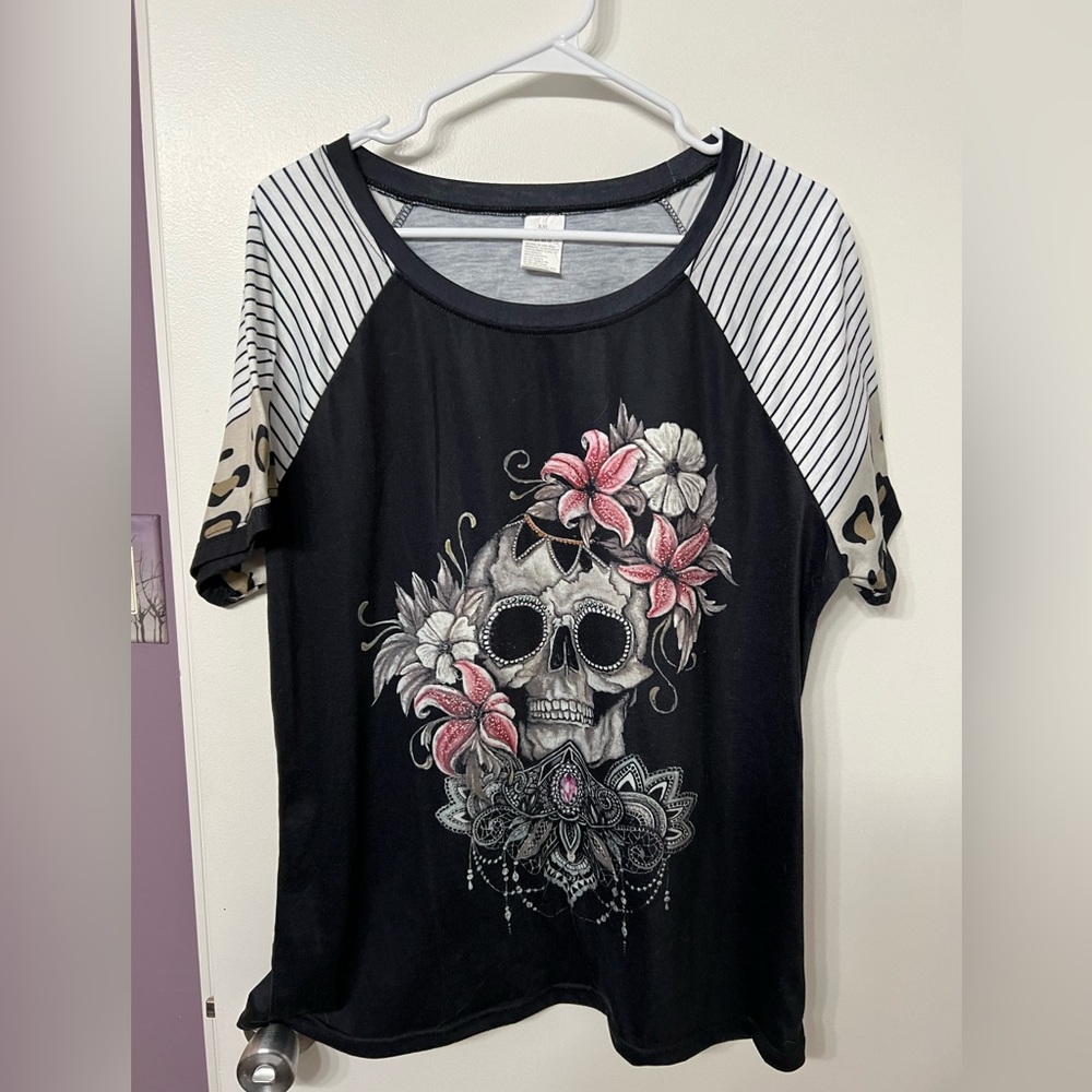 Women’s black Floral Skull with an animal theme xxl